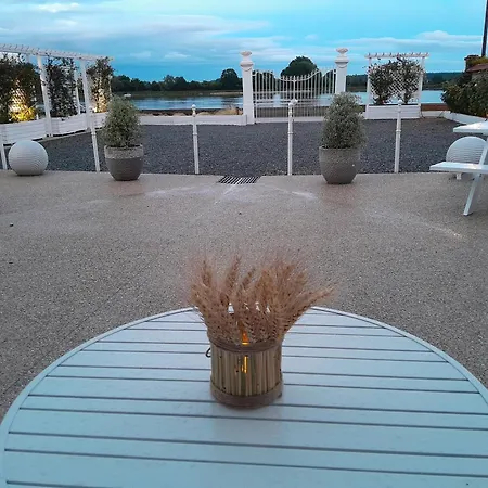 White House, 4* Villequier